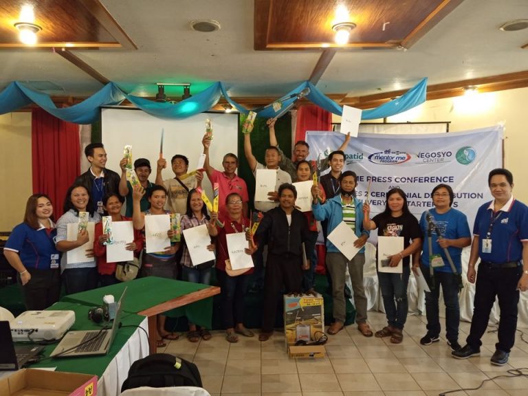 Bukidnon farmers receive livelihood starter kits from DTI