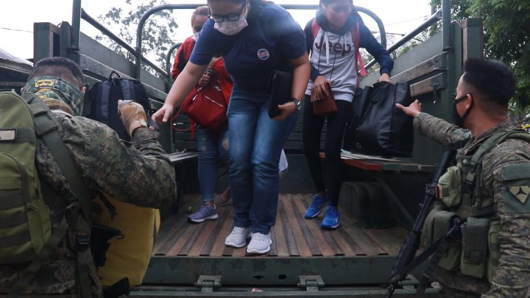 Army’s 82IB transports stranded Marawi teachers to Mis Occ