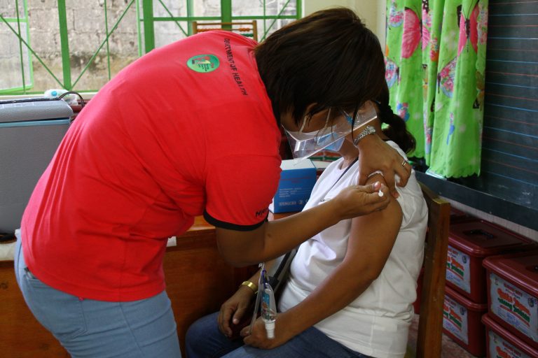 Iligan rolls out COVID-19 vaccination for A1.5, A1.6 health workers